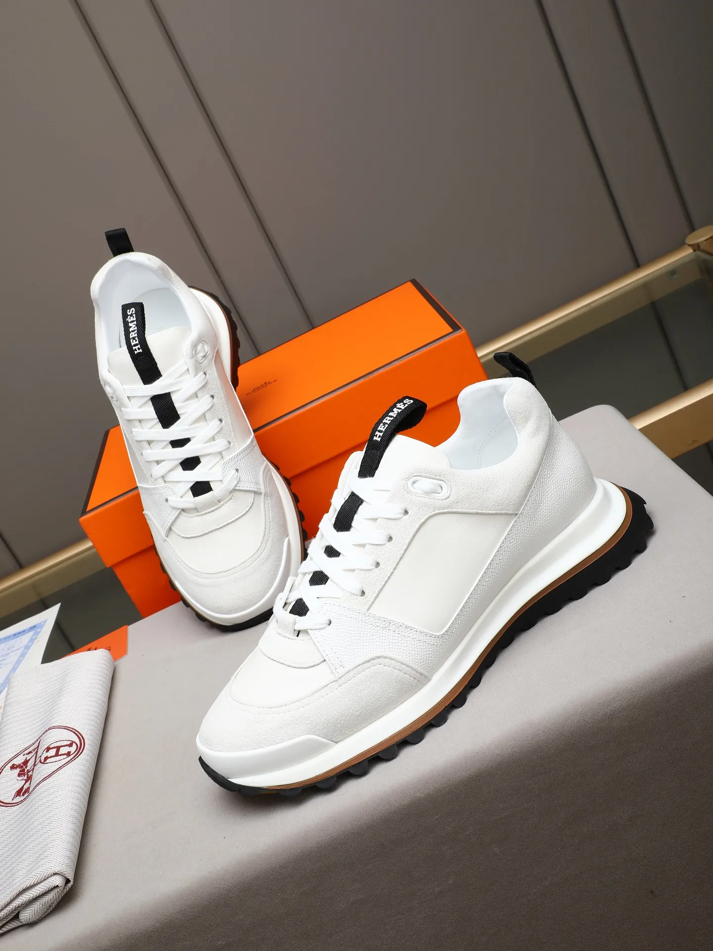PP680【Hermes】fe new arrival~New Bouncing sneakers are the most comfortable shoes from Hermès. They are extremely light on the feet and look great. You won’t feel tired even when you go shopping and running around. 👍Very light and comfortable. Extremely light. Perfect for both sports and leisure. They feel great when you step on them! It’s up to you to choose, there’s always what you want~ ✔️Fabric: Imported first-layer cowhide ✔️Inner lining: Imported water-dyed cowhide ✔️Outsole: Seamless combination of IP+TPU (multi-color letters) German technology irradiation machine ✔️Code number: Male 38-44 (45 customized)